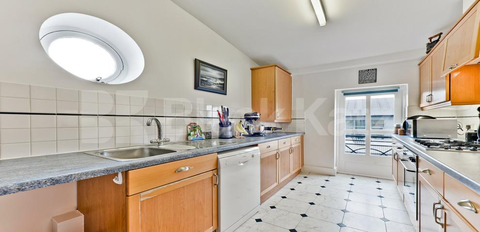 			LET , 2 Bedroom, 2 bath, 1 reception Penthouse			 Lion Court Shand Street, London Bridge